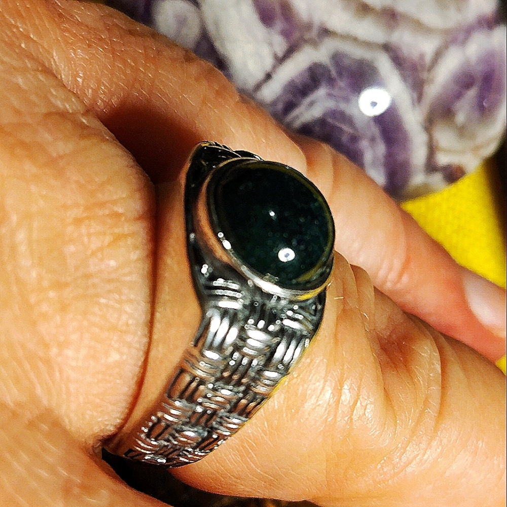 REGAL, RICH 📌GREEN JADE AND STERLING SILVER RING. SIZE 9